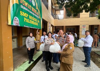 Polda Sumsel Laksanakan Kegiatan Pembagian Makanan Bergizi Program Pemerintah Kepada Siswa/siswi SMP Negeri 19 Palembang