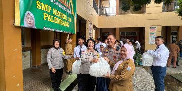 Polda Sumsel Laksanakan Kegiatan Pembagian Makanan Bergizi Program Pemerintah Kepada Siswa/siswi SMP Negeri 19 Palembang