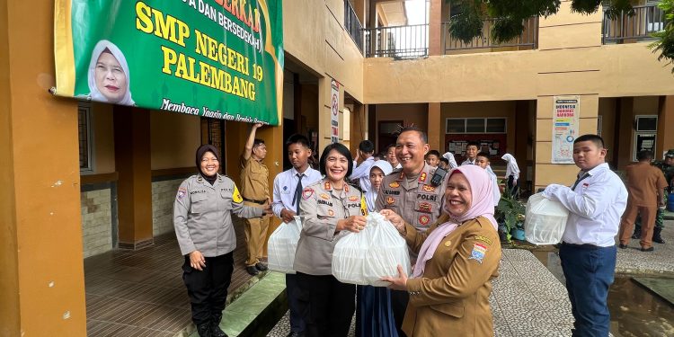 Polda Sumsel Laksanakan Kegiatan Pembagian Makanan Bergizi Program Pemerintah Kepada Siswa/siswi SMP Negeri 19 Palembang