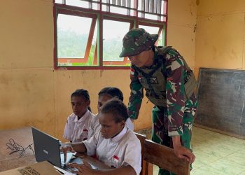 Satgas Yonif 144/JY Jadi Guru Perbatasan dan Kenalkan Teknologi Komputer Kepada Anak- Anak SD YKPP St. Yohannes