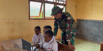 Satgas Yonif 144/JY Jadi Guru Perbatasan dan Kenalkan Teknologi Komputer Kepada Anak- Anak SD YKPP St. Yohannes