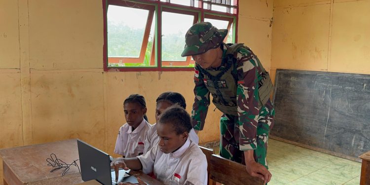 Satgas Yonif 144/JY Jadi Guru Perbatasan dan Kenalkan Teknologi Komputer Kepada Anak- Anak SD YKPP St. Yohannes