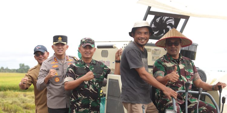 Kapolres Banyuasin Amankan Panen Raya Menko Pangan RI di Tanjung Lago, Dorong Ketahanan Pangan Nasional
