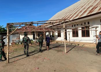 Gelar Karya Bakti, Satgas Yonif 144/JY Bantu Masyarakat Persiapkan Acara Adat