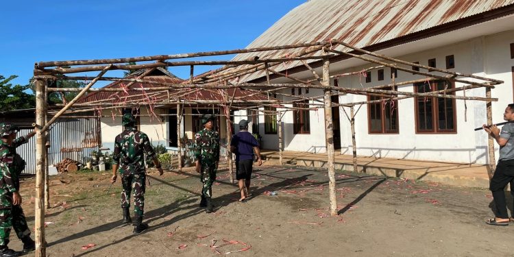Gelar Karya Bakti, Satgas Yonif 144/JY Bantu Masyarakat Persiapkan Acara Adat