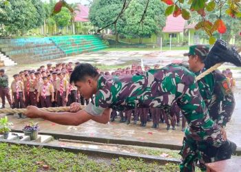 Serka Napolion B, Serka Ilham H dan Praka Beny Andrigo Personil Kodim 0420/Sarko Berikan Materi Mountaineering pada Latihan Saka Wira Kartika, di SMA 12 Merangin