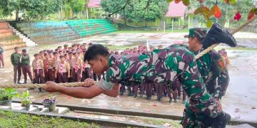 Serka Napolion B, Serka Ilham H dan Praka Beny Andrigo Personil Kodim 0420/Sarko Berikan Materi Mountaineering pada Latihan Saka Wira Kartika, di SMA 12 Merangin