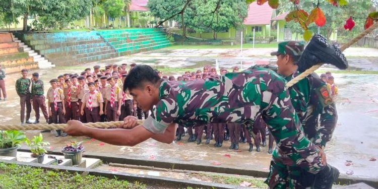 Serka Napolion B, Serka Ilham H dan Praka Beny Andrigo Personil Kodim 0420/Sarko Berikan Materi Mountaineering pada Latihan Saka Wira Kartika, di SMA 12 Merangin