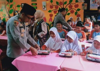 102 Pelajar SDN 19 Makarti Jaya Menerima Makan Sehat Bergizi dari Polres Banyuasin dan Polsek Makarti Jaya
