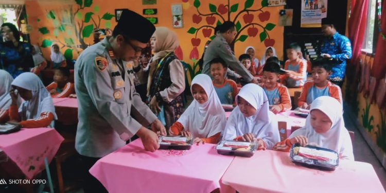 102 Pelajar SDN 19 Makarti Jaya Menerima Makan Sehat Bergizi dari Polres Banyuasin dan Polsek Makarti Jaya