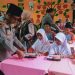 102 Pelajar SDN 19 Makarti Jaya Menerima Makan Sehat Bergizi dari Polres Banyuasin dan Polsek Makarti Jaya