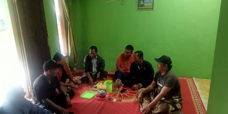 Kondisi Jalan Rusak di Desa Tempuran yang Viral di Media Sosial