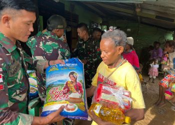 Prajurit Satgas Yonif 144/JY Salurkan Bantuan Sembako Kepada Masyarakat Perbatasan