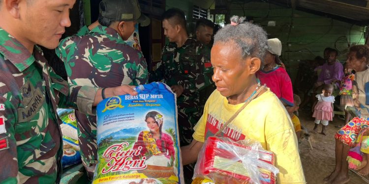 Prajurit Satgas Yonif 144/JY Salurkan Bantuan Sembako Kepada Masyarakat Perbatasan