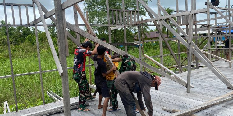 Satgas Yonif 141/AYJP Pos Fayit Membantu Bangun Gereja