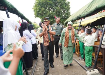 Program Dapur Masuk Sekolah Makan Siang Bergizi bersama Pangdam II/Sriwijaya dan Ketua Persit KCK Daerah II/Sriwijaya