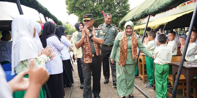 Program Dapur Masuk Sekolah Makan Siang Bergizi bersama Pangdam II/Sriwijaya dan Ketua Persit KCK Daerah II/Sriwijaya