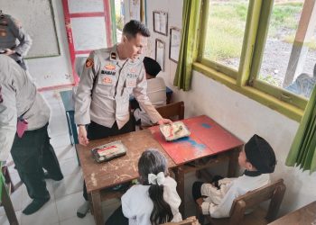 Polsek Pulau Rimau Bagikan Makan Siang Bergizi Kepada Pelajar SDN 11 Desa Teluk Betung