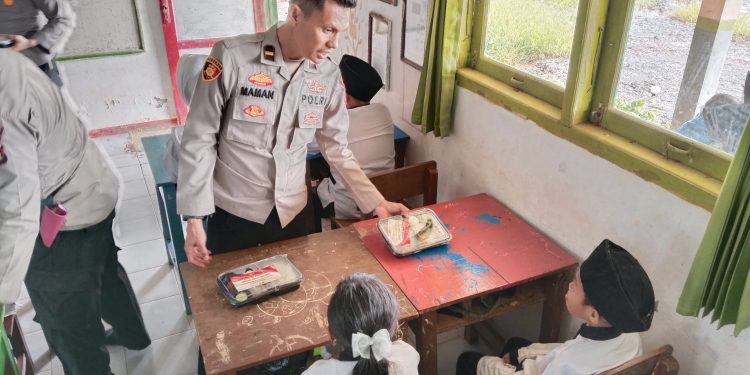 Polsek Pulau Rimau Bagikan Makan Siang Bergizi Kepada Pelajar SDN 11 Desa Teluk Betung