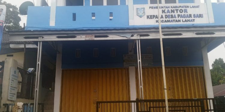 Warga Desa Pagar Sari Menuntut Amauludin Kades Pagar Sari Lahat Dicopot Dari Jabatannya