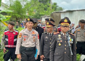 Direktur Samapta Polda Sumsel Menjadi Inspektur Upacara Dalam Acara Pemakaman Almarhum Bripka Yana Hadiyana