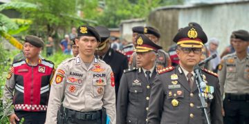 Direktur Samapta Polda Sumsel Menjadi Inspektur Upacara Dalam Acara Pemakaman Almarhum Bripka Yana Hadiyana