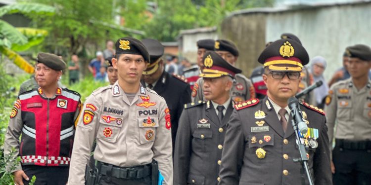 Direktur Samapta Polda Sumsel Menjadi Inspektur Upacara Dalam Acara Pemakaman Almarhum Bripka Yana Hadiyana