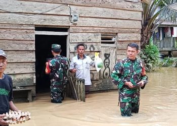Tinjau Lokasi Banjir di Batin XXIV, Danramil 415-03/Ma Tembesi Salurkan Bantuan untuk Warga.