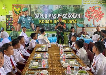 Danramil 08/Tabir Ajak Siswa SD Negeri No 123 Menjadi Generasi Tangguh Lewat Dapur Masuk Sekolah”