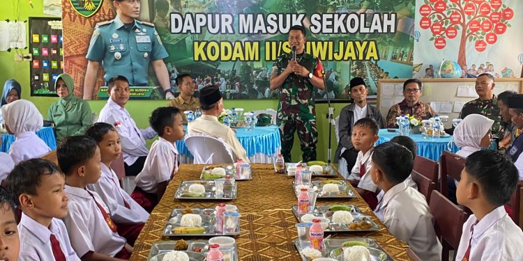 Danramil 08/Tabir Ajak Siswa SD Negeri No 123 Menjadi Generasi Tangguh Lewat Dapur Masuk Sekolah”