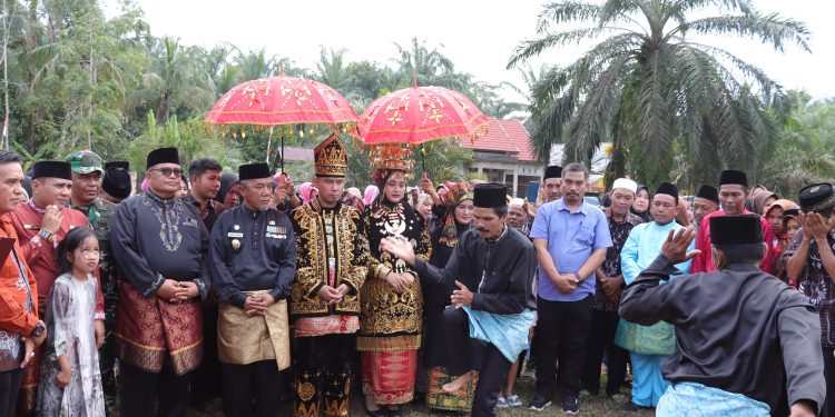 Silaturrahmi Bersama Tokoh Masyarakat Sekecamatan Nalo Tantan, Kapolres Merangin Mendapat Penganugrahan Penyematan Gelar Kehormatan Adat