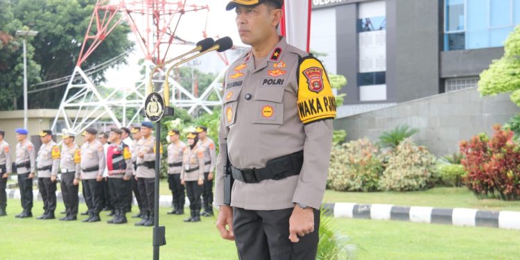 Kapolda Sumsel Irjen Pol. Sumsel Andi Rian Djajadi,SIK,MH diwakili Wakapolda Sumsel Brigjen Pol M, Zulkarnain , SIK MSi Pimpin Apel Pagi dan Berikan Penghargaan Berupa 42 Pin Emas