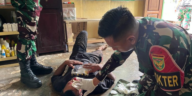 Sigap dan Cepat Personel Satgas Yonif 144/JY Bantu Korban Laka Tunggal di Jalan Lintas