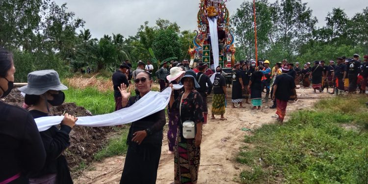 Polsek Makarti Jaya Amankan Upacara Ngaben di Desa Pangestu