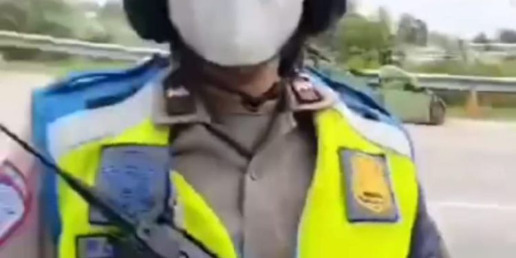 Pengemudi Mobil Pickup Gunakan TNKB Palsu, Nyaris Tabrak Polisi Saat Dihentikan