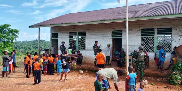 Peduli Kesehatan Warga dan Siswa Perbatasan, Satgas Yonif 144/JY Berikan Extrafooding dan Pelayanan Kesehatan Gratis