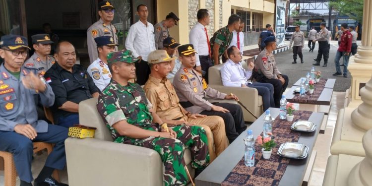 Dandim 0420/Sarko Letkol Inf Suyono, S.Sos, Hadir Dalam Apel Gelar Pasukan Operasi Keselamatan Siginjai 2025 di Lapangan Polres Merangin