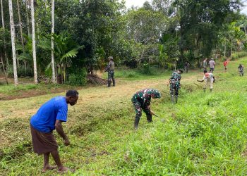 Satgas Pamtas Yonif 144/JY sebagai Pelopor Karya Bhakti Bersihkan jalan perlintasan kampung Assikie