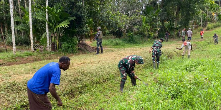 Satgas Pamtas Yonif 144/JY sebagai Pelopor Karya Bhakti Bersihkan jalan perlintasan kampung Assikie
