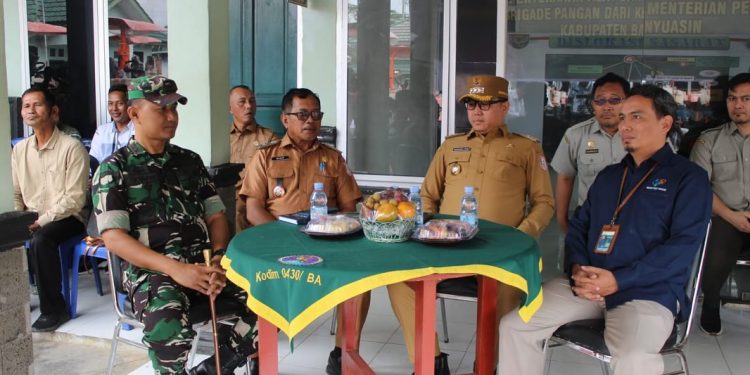 Dandim 0430/BA Bersama Pj Bupati Banyuasin Serahkan 42 Unit TR4 Dari Kementan ke Poktan