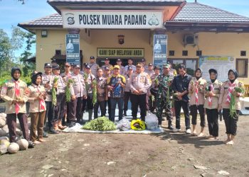 Panen Sayuran di Lahan Milik Polsek Muara Padang, Kapolsek Bagikan Hasil Panen Kepada Masyarkat