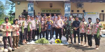 Panen Sayuran di Lahan Milik Polsek Muara Padang, Kapolsek Bagikan Hasil Panen Kepada Masyarkat