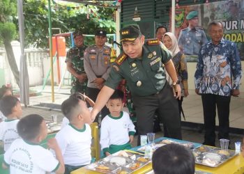 Meyakinkan Dapur Masuk Sekolah Berjalan Dengan Baik, Kasiter Kasrem 043/Gatam Kunjungi TK Kartika II-28