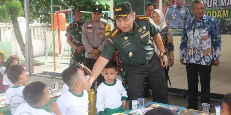Meyakinkan Dapur Masuk Sekolah Berjalan Dengan Baik, Kasiter Kasrem 043/Gatam Kunjungi TK Kartika II-28