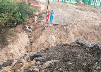 Jalan menuju MTSN 01 Muara Enim longsor