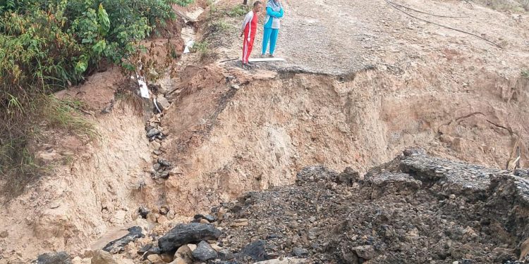 Jalan menuju MTSN 01 Muara Enim longsor