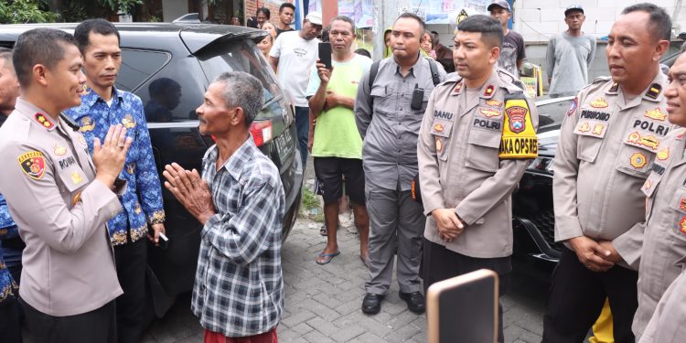 Polisi Peduli, Kapolres Gresik Lepas Rantai ODGJ dan Bantu Pengobatan
