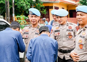 Personil bidpropam Polda Sumsel Melaksanakan Kegiatan Jumat Berkah dengan Memberikan Bantuan Sembako Kepada Anak anak Panti Asuhan Khurifatul Jannah