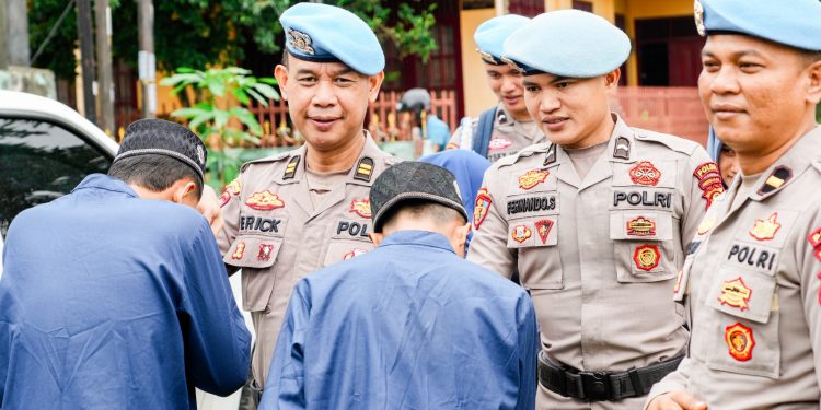 Personil bidpropam Polda Sumsel Melaksanakan Kegiatan Jumat Berkah dengan Memberikan Bantuan Sembako Kepada Anak anak Panti Asuhan Khurifatul Jannah