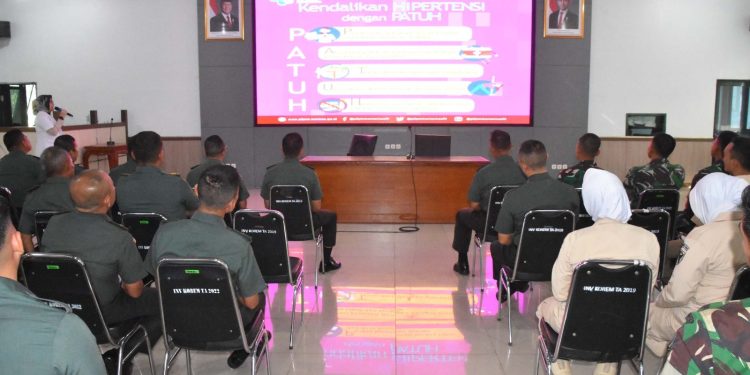 Kendalikan Hipertensi Dengan PATUH, Prajurit dan PNS Korem 044/Gapo Ikuti Penyuluhan Kesehatan
